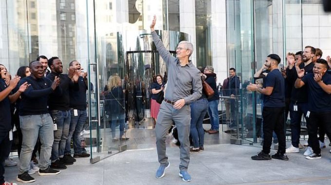 El CEO de Apple, Tim Cook, sorprende a los clientes en la reapertura de la tienda de la Quinta Avenida