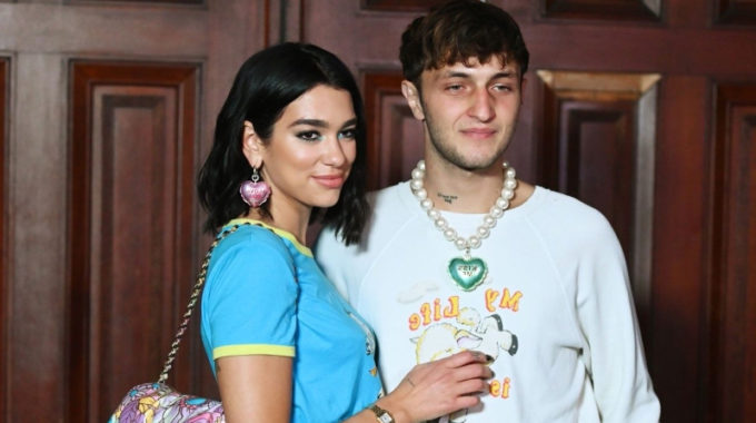 Dua Lipa y Anwar Hadid hacen un debut de pareja coordinada en color en la Semana de la Moda de Nueva York