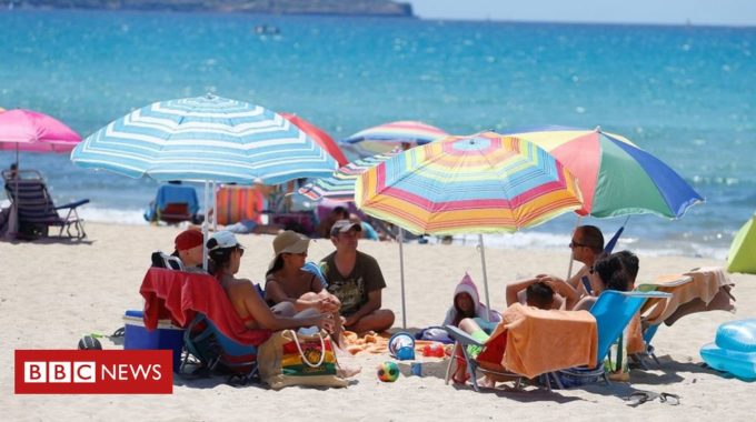 España dice que el país sigue abierto y seguro para los turistas a pesar de la advertencia del Reino Unido