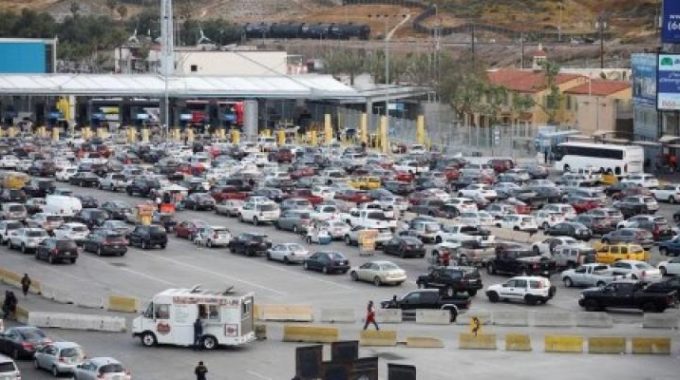 México critica el plan de Trump de gravar los automóviles que cruzan la frontera