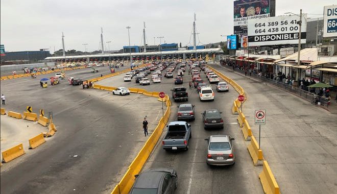 Largas filas para cruzar la frontera entre Estados Unidos y México durante la represión de los viajes no esenciales