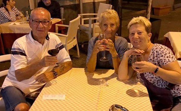 La pareja finalmente regresó de España después de cuatro meses de encierro y once vuelos cancelados.