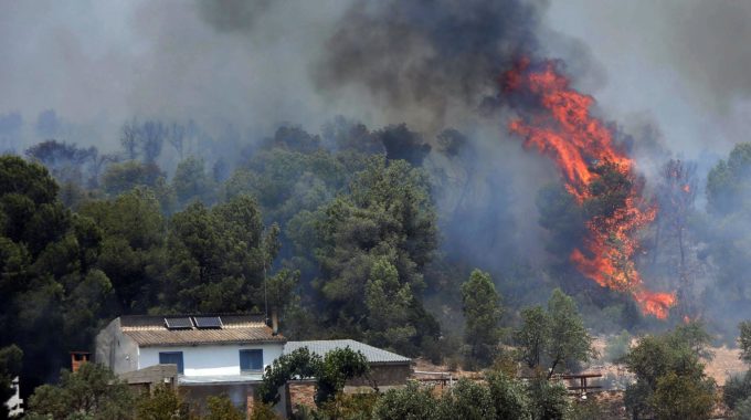 España: isla declara emergencia por incendio industrial