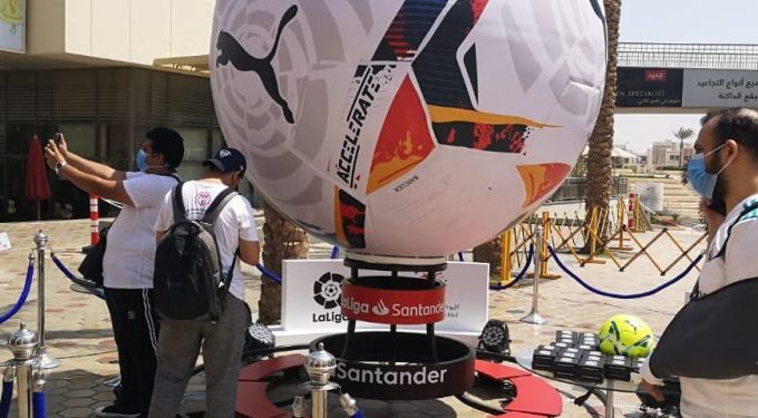 La nueva temporada de LaLiga arranca con una réplica gigante del balón oficial de PUMA en El Cairo