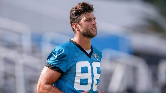 Tyler Eifert de los Jaguars honra a David Dorn con una calcomanía de casco durante el juego contra los Colts