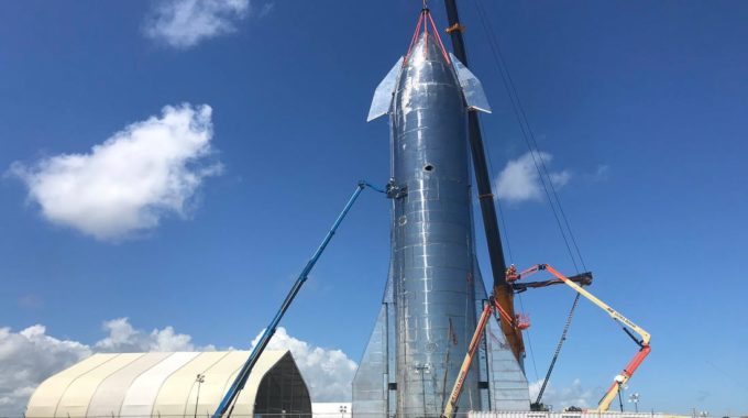 SpaceX apila el prototipo Starship SN8 antes de un vuelo de prueba épico