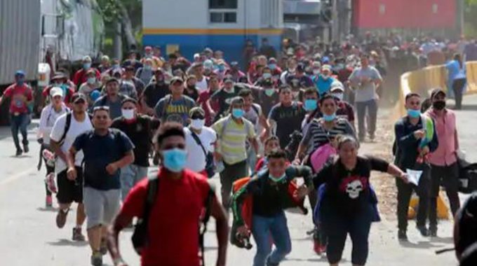 México despliega militares para bloquear caravana de migrantes