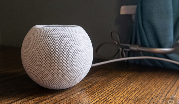 El HomePod mini de Apple no dejará marcas en sus elegantes muebles de madera