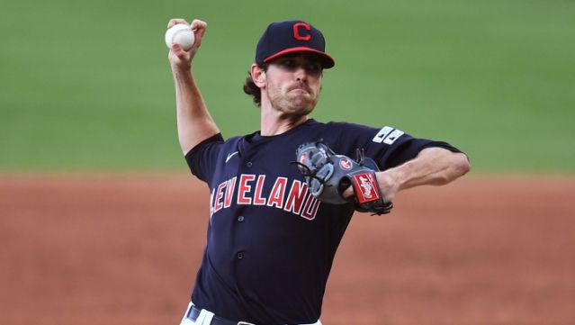 Bieber de Cleveland y Bauer de Cincinnati ganan premios Cy Young