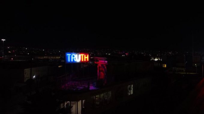 Stefan Brüggemann instala luces de neón TRUTH / LIE en la frontera entre Estados Unidos y México el día de las elecciones