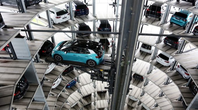 VW pierde decenas de miles de automóviles en China por escasez de chips