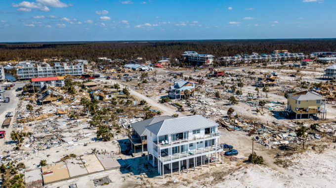 Mexico Beach se reconstruye y espera la factura