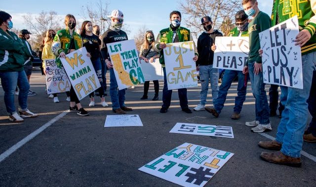 Los padres se reúnen en todo California para que los estudiantes vuelvan a practicar deportes