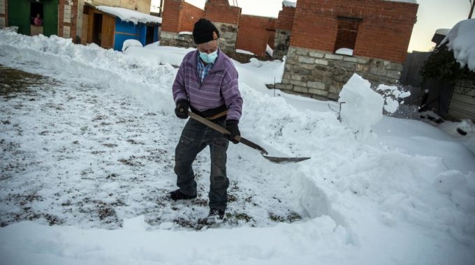 España: La nieve se suma a la miseria en un barrio pobre de Madrid sin electricidad