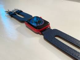 Cómo hacerlo: Haga coincidir las orejetas de cuero de la correa del Apple Watch para los modelos rojo y azul