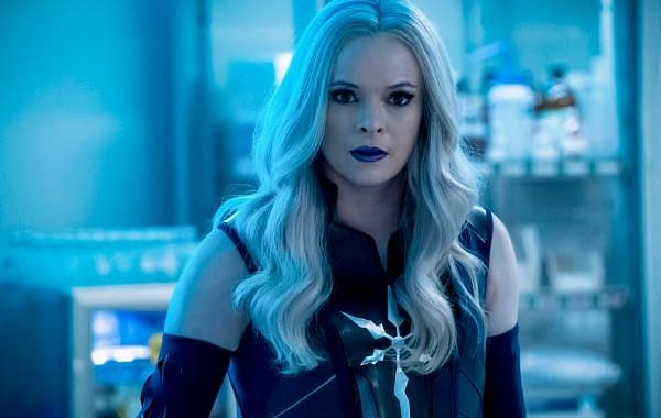 La estrella de Flash Danielle Panabaker muestra su regalo de la temporada 7