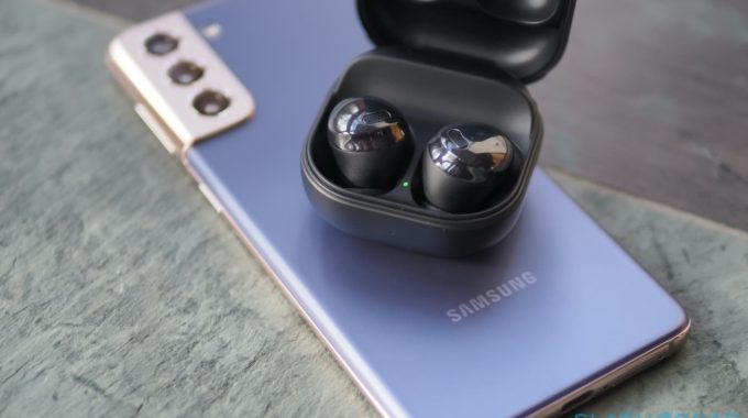 Samsung se vuelve retro con las fundas Galaxy Buds Pro que se parecen a su viejo teléfono plegable