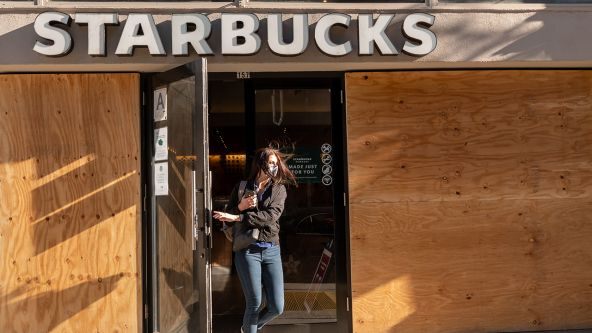 Starbucks cierra varias tiendas de Manhattan por posibles protestas