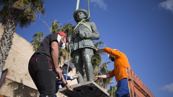 Se retira la última estatua pública del dictador español Franco