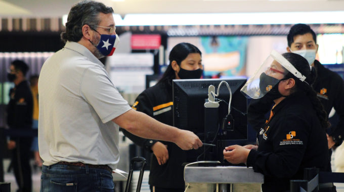 Ted Cruz bajo fuego por ‘fotografías’ en Houston luego de un controvertido viaje a México