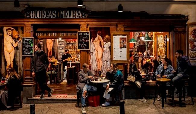 Los centros turísticos españoles languidecen mientras Madrid acoge las fiestas europeas