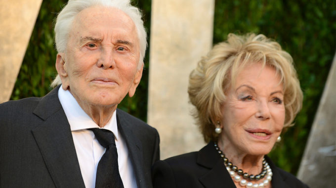 Anne Douglas, viuda del actor Kirk Douglas, muere a los 102 años