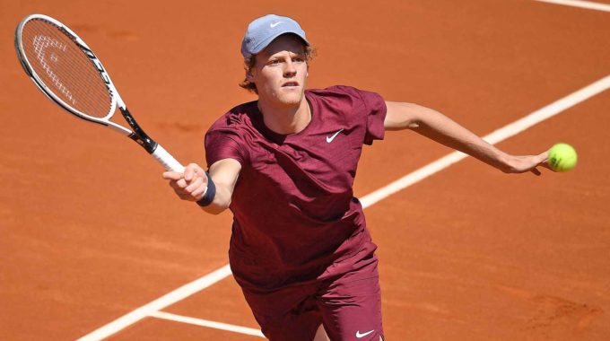 Sinner derriba a Rublev para llegar a las semifinales de Barcelona