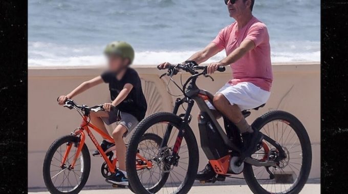 SIMON COWELL DE NUEVO A MONTAR BICICLETAS ELÉCTRICAS … Después de una brutal lesión en la espalda