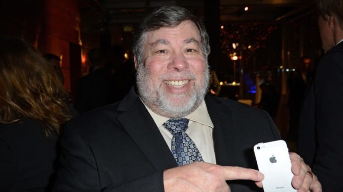 El cofundador de Apple, Steve Wozniak, enfrenta una demanda por infracción de derechos de autor por una escuela de tecnología de marca