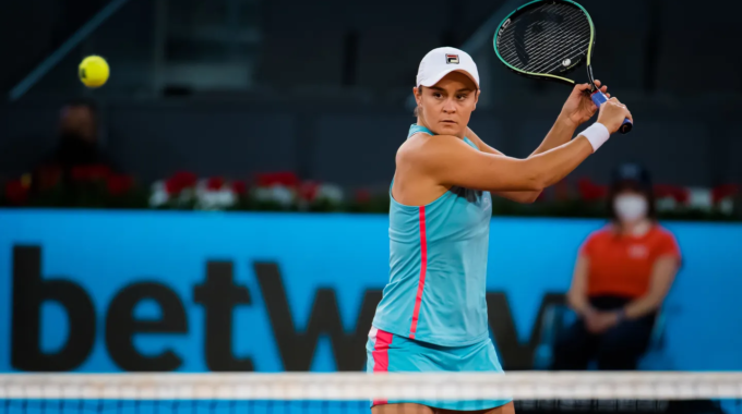 Barty se desliza por encima de Swiatek para llegar a octavos de final en Madrid