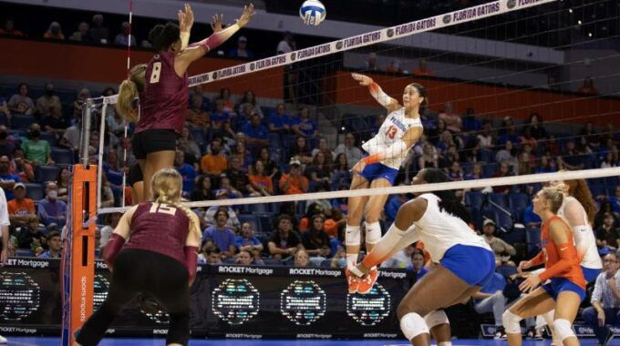 El equipo de voleibol de Florida, tercero clasificado, ganó un emocionante partido de cinco sets sobre Florida State el martes por la noche en Tully Gymnasium.