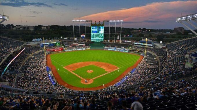 El estadio Kauffman de Kansas City se convierte en una experiencia de golf