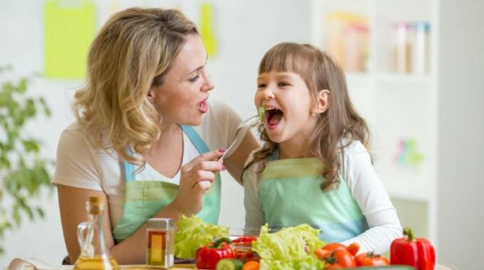 La mejor manera de fomentar el hábito de una buena dieta en su hijo