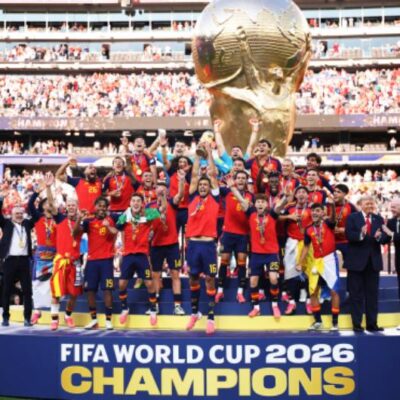 España regresa a casa y recibe una bienvenida de héroes tras ganar la Copa Mundial de la FIFA