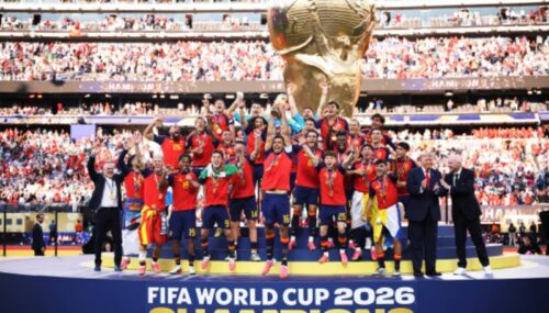 España regresa a casa y recibe una bienvenida de héroes tras ganar la Copa Mundial de la FIFA