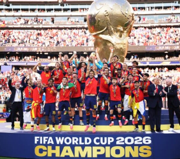 España regresa a casa y recibe una bienvenida de héroes tras ganar la Copa Mundial de la FIFA