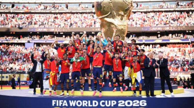 España regresa a casa y recibe una bienvenida de héroes tras ganar la Copa Mundial de la FIFA